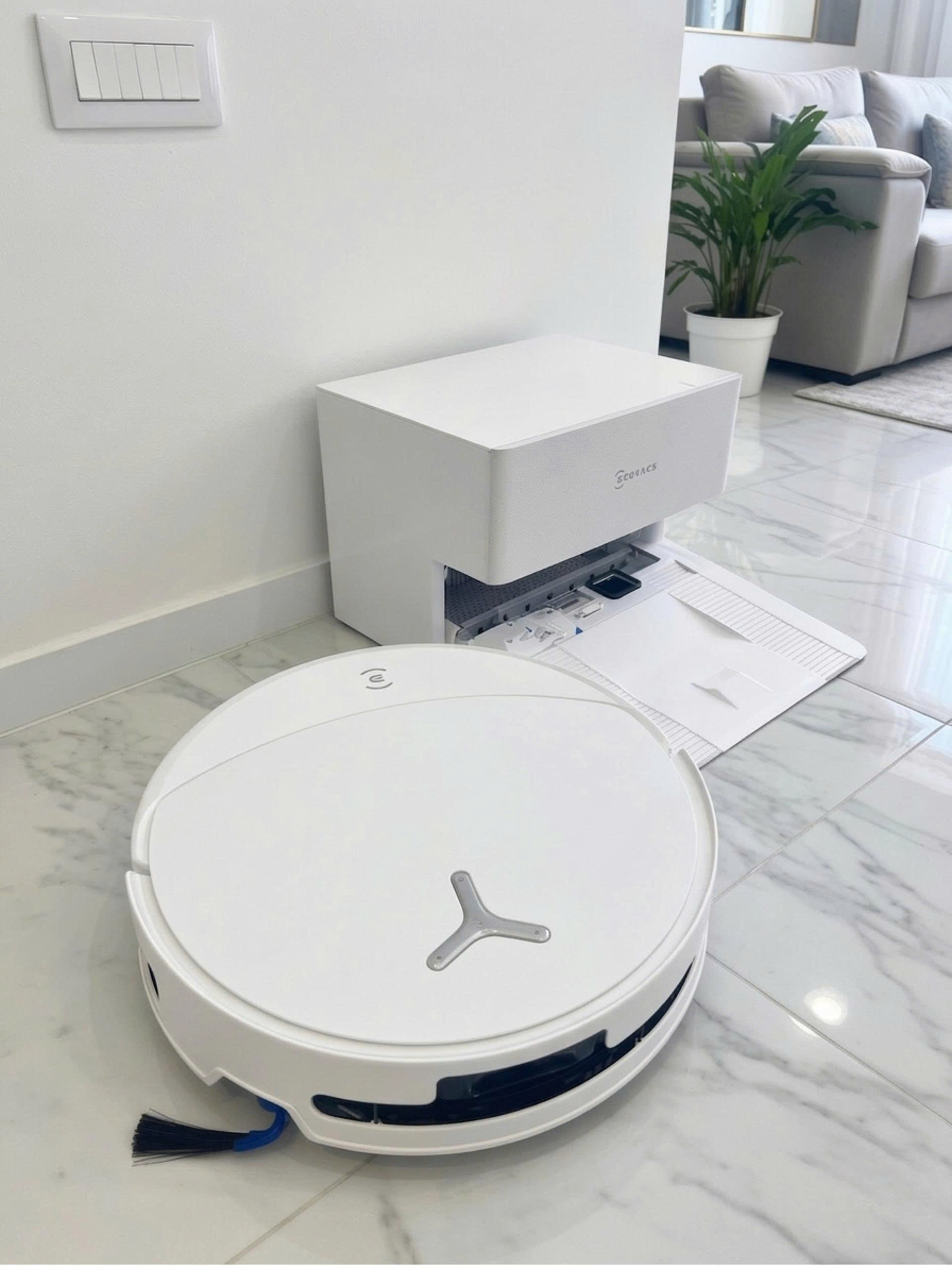 Robot hút bụi lau nhà Ecovacs T90 Pro Omni làm sạch sàn gỗ