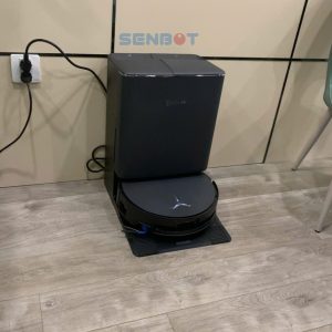 Ecovacs T90 Pro Omni và trạm sạc OMNI tại showroom Senbot