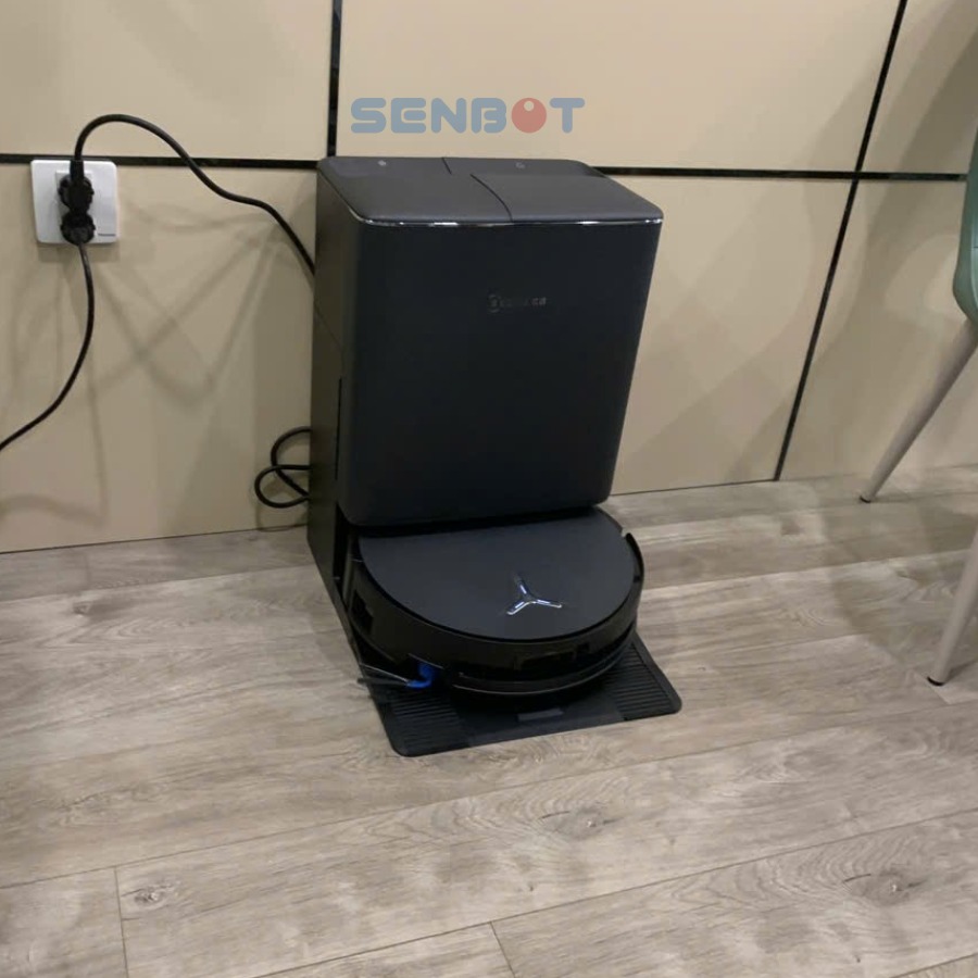 Ecovacs T90 Pro Omni và trạm sạc OMNI tại showroom Senbot
