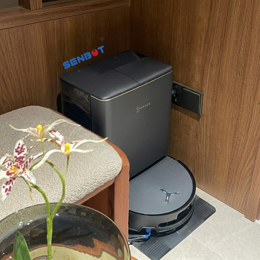 Ecovacs T90 Pro Omni và trạm sạc OMNI tại showroom Senbot